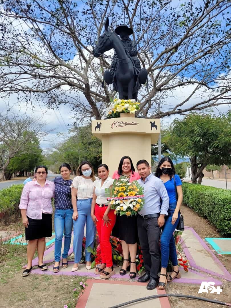 #Nicaragua 🇳🇮 | Hoy el municipio de #Ocotal Departamento de #NuevaSegovia, se conmemoró el 89 aniversario del paso a la inmortalidad de General Augusto C. Sandino, depositando ofrenda floral en su monumento. ✊🏻🇳🇮🔴⚫💐

#SandinoPatriaYLibertad