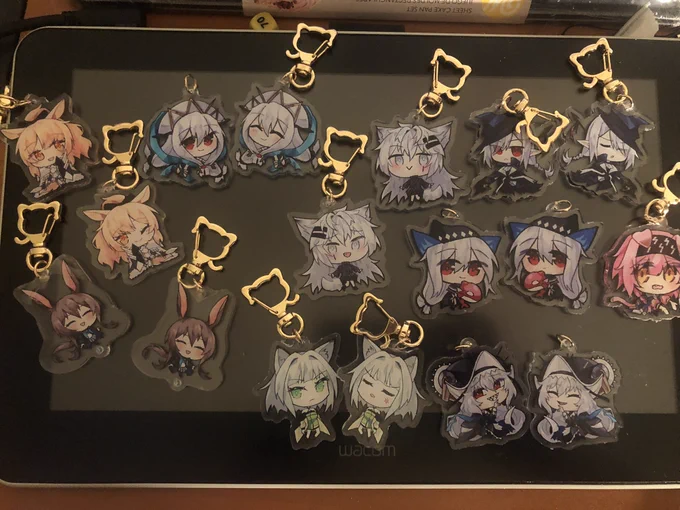 My charms came in but they came out a little bit too big and they dont link :( probably going to sell these as normal charms. Alas#arknights #明日方舟 