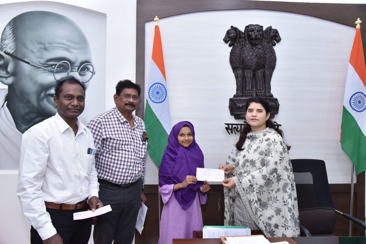 CollectorGuntur's tweet photo. Cash rewards - 1st prize Rs.10000/- 2nd Prize Rs.5000/-, 3rd Prize Rs.3000 given to the 9 winners  in Essay, Elocution &amp; Painting Competetions on "SAVE the GIRL CHILD" @ GUNTUR by Smt G. Rajakumari, IAS., Joint Collector. https://t.co/oOfE3o6QwL