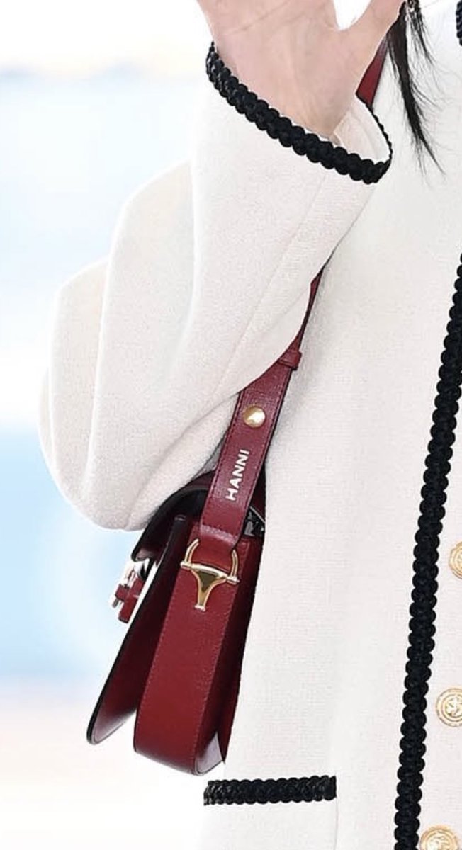 newjeansnews_'s tweet photo. Hanni’s customised Gucci bag?!?!! https://t.co/8P3mU4LiXi