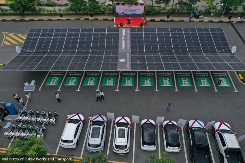UNDPCambodia's tweet photo. #DYK ⚡️ Electric vehicle (#EV) registrations in #Cambodia increased by 1️⃣0️⃣0️⃣0️⃣ percent last year?

Together with Ministry of Public Works &amp; Transport, @UNDP 🇺🇳 has installed 4️⃣ DC fast-charging stations across 🇰🇭.

Read more on @KhmerTimes: 🔗 https://t.co/Jghs8937ic @ACRundp https://t.co/PSWDEBYSP8
