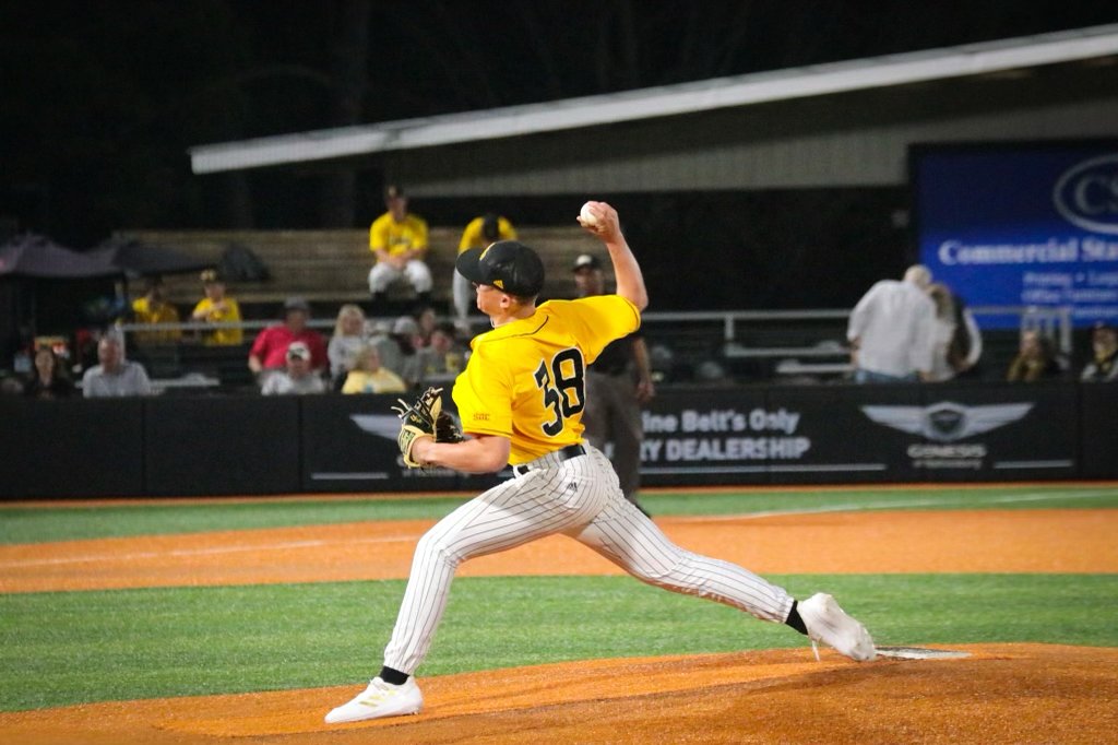 SouthernMissBSB's tweet photo. At the stretch in Hattiesburg

@Colby_Allen10 pitches a three-strikeout inning

M7| Southern Miss 12, New Orleans 0

#EverythingMatters | #SMTTT https://t.co/zx8V3XDnol