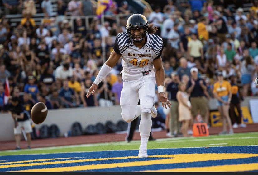 CoachFaske's tweet photo. Heartbroken to hear about the passing of one of my former Commerce players Vili Paea. Vili had a great attitude daily, a good teammate who was loved by everyone and was a great human being. He was a joy to coach and I was blessed to be his coach. Love you Uce #Family https://t.co/wSoIgY8sIF