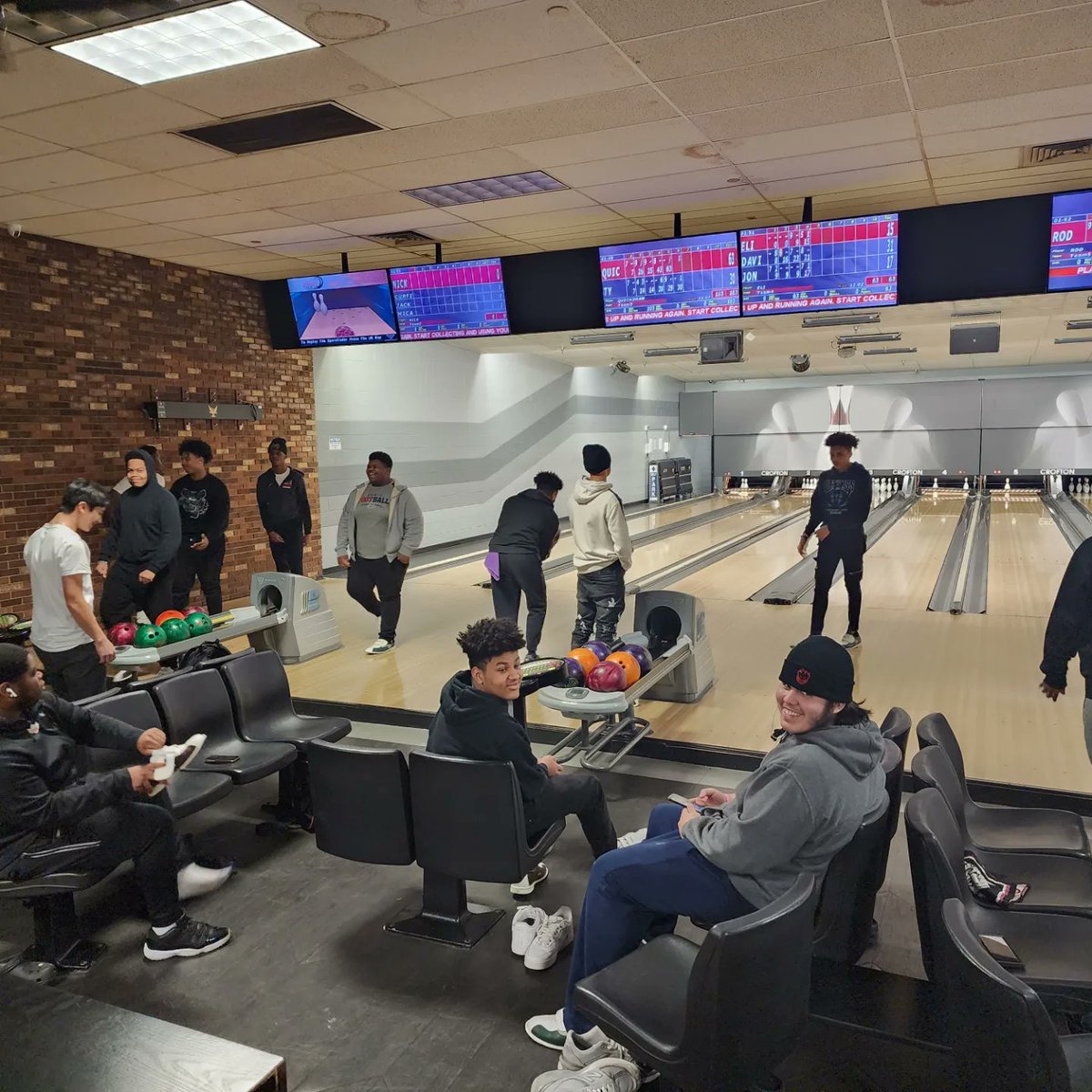BowieHighFB's tweet photo. A Great Night Of Building, Bonding And Bowling!!! #WeAreBowie https://t.co/SbsZB8DXHV