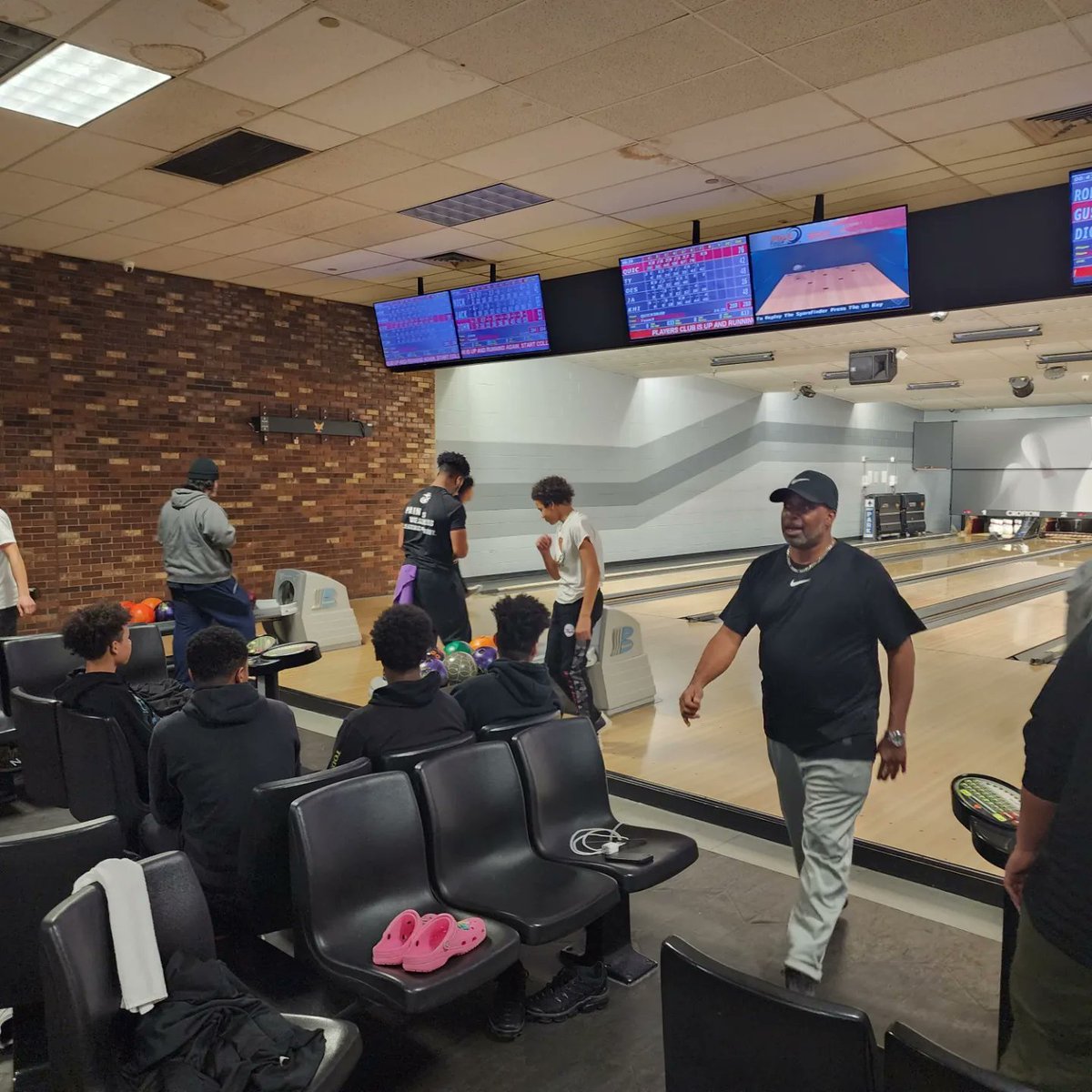 BowieHighFB's tweet photo. A Great Night Of Building, Bonding And Bowling!!! #WeAreBowie https://t.co/SbsZB8DXHV