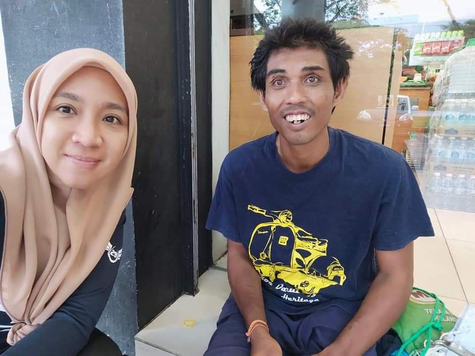 isusemasaviral's tweet image. Bukan orang gila.. dia mungkin 'ahli syurga'..

Hujung minggu lalu.. akak keluar seawal pagi dgn haluan ke pantai membawa sang putera menikmati indahnya alam &amp;amp; bermain hujan.. entah apa yg membawa kaki ke sini berhenti seketika mencari bekal kudap-kudapan di 7e dlm perjalanan..