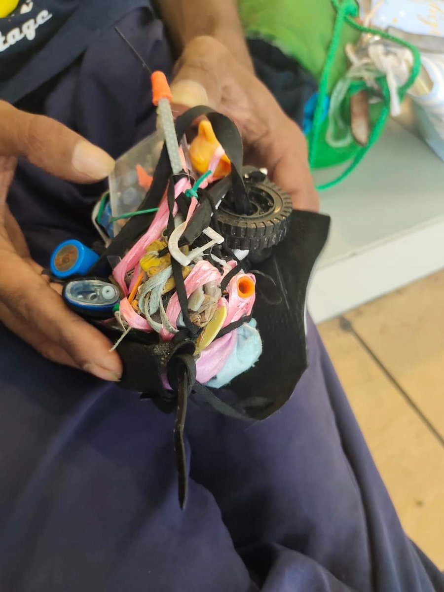 isusemasaviral's tweet image. Bukan orang gila.. dia mungkin 'ahli syurga'..

Hujung minggu lalu.. akak keluar seawal pagi dgn haluan ke pantai membawa sang putera menikmati indahnya alam &amp;amp; bermain hujan.. entah apa yg membawa kaki ke sini berhenti seketika mencari bekal kudap-kudapan di 7e dlm perjalanan..