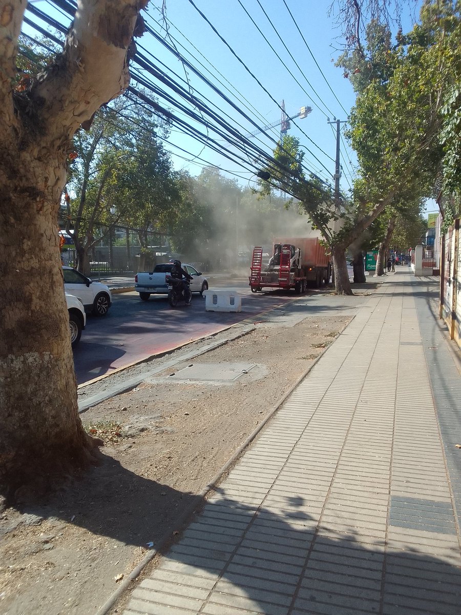 Kuikyramirez's tweet photo. @MuniMacul Quien se preocupa de la polución que se esta generando en los trabajos de Av Macul. @meganoticiascl @canal13 @TVN @24HorasTVN @CNNChile @chilevision https://t.co/Wqb0OvGtzd