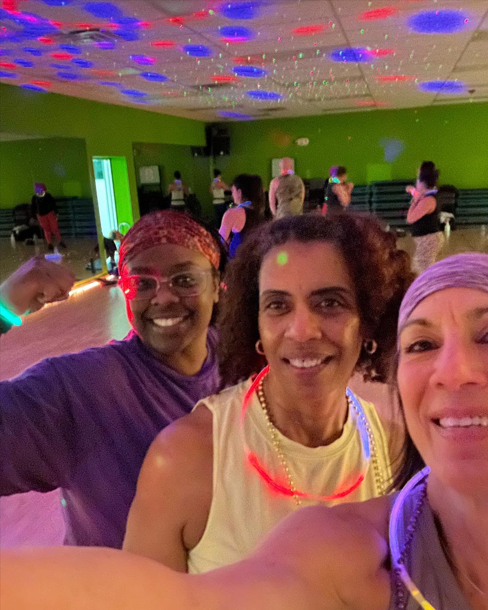 smiland's tweet image. What do think when u hear #glowsticks #discolights n #beads ? #TaeBoTime of course! R #taebo instructors planned a #MardiGras #celebration 2nit! I’m pretty sure in the history of TaeBo this has never been done #funtime #taebonation® #billyblanks #billyblankstaebo @TheBillyBlanks