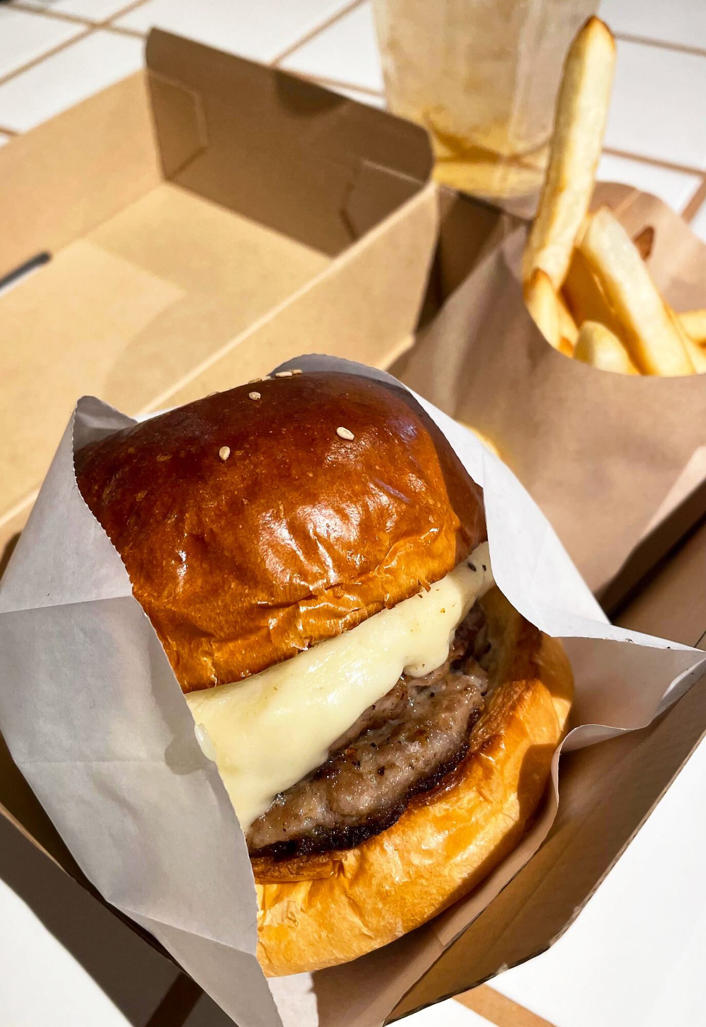 モスバーガー on Twitter "／ 中の人おすすめの チーズバーガー は～🍔🧀 \ 「Burger02 〈ふわとろチーズ〉」セット