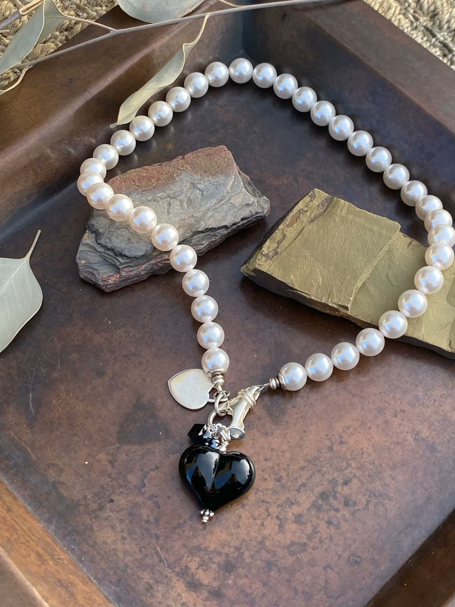 StudioBBdesigns's tweet photo. A timeless piece that speaks of elegance and beauty 🖤

Shop Now: https://t.co/Msu0cORKkX

#glassheart #heartofglass #handmadejewelry #glasshearts #lampworkglassheart #glassjewelry #studiobbdesigns #handmadeisbetter #lampworkglass #glass https://t.co/5Mb2UomSec