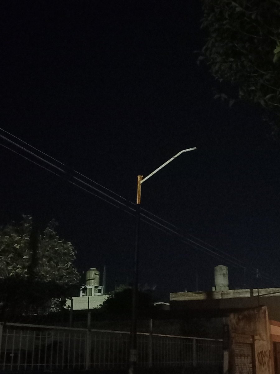 fvela19's tweet photo. Seguimos sin que nos ayuden con este reporte de la falta fe luminarias, el dia de ayer asaltaron a un joven que iba circulando por calle Aquiles Serdan, esta muy obscura la calle 
Si nos pudieran apoyar por este medio a que se le de seguimiento de esta peticion https://t.co/pTPnWnmx1P