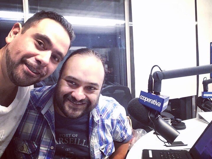 Hoy se fue un amigo y un animal de radio. Esa foto es del día que nos conocimos, cuando fuiste dos días antes que me fuera de <a href="/Cooperativa/">Cooperativa</a> para regresar a <a href="/biobio/">BioBioChile</a> y me pediste acompañarme para ver cómo era el programa que conducirías. Te haremos un homenaje desde las 00.30 am.