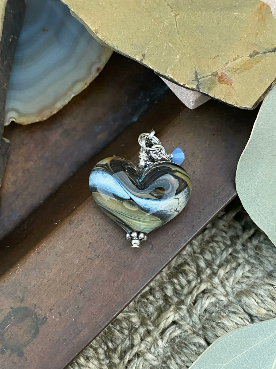 StudioBBdesigns's tweet photo. This handmade glass heart that's truly otherworldly!
🪐💫✨

Shop Now: https://t.co/DfKevzSRuE

#glassheart #heartofglass #handmadejewelry #glasshearts #lampworkglassheart #glassjewelry #studiobbdesigns #handmadeisbetter #lampworkglass #glass https://t.co/IZOcRIVvAt