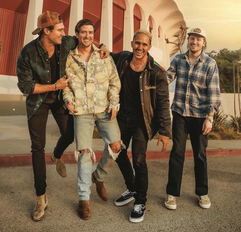 evergreen_dani's tweet image. do you ever just…forget that they’re famous? because they’re some of the sweetest, most down to earth people? i love them so much.