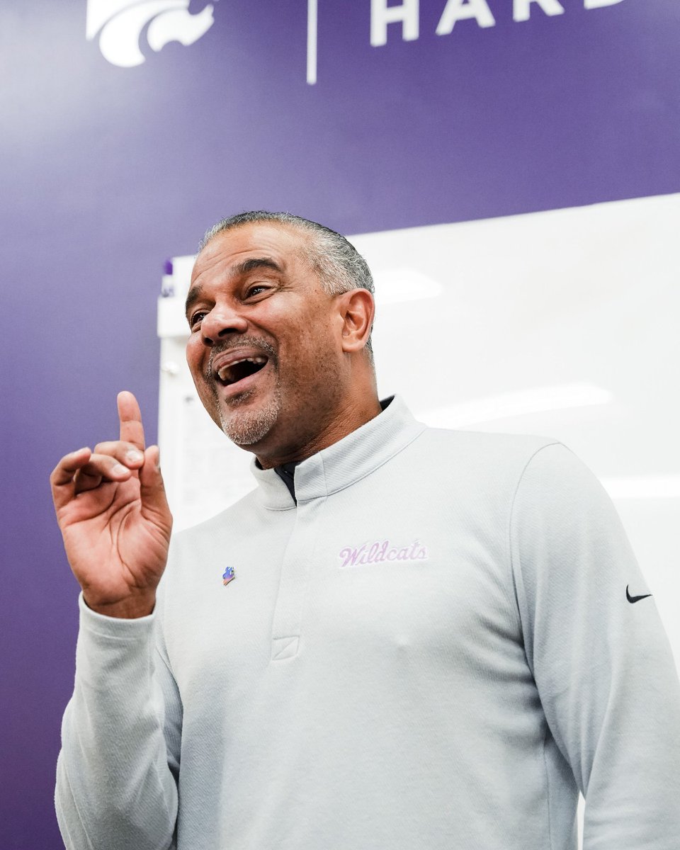 kimptangdhan's tweet photo. He don’t look too teary eyed tonight 😁💜 #EMAW https://t.co/mfFlzapusl