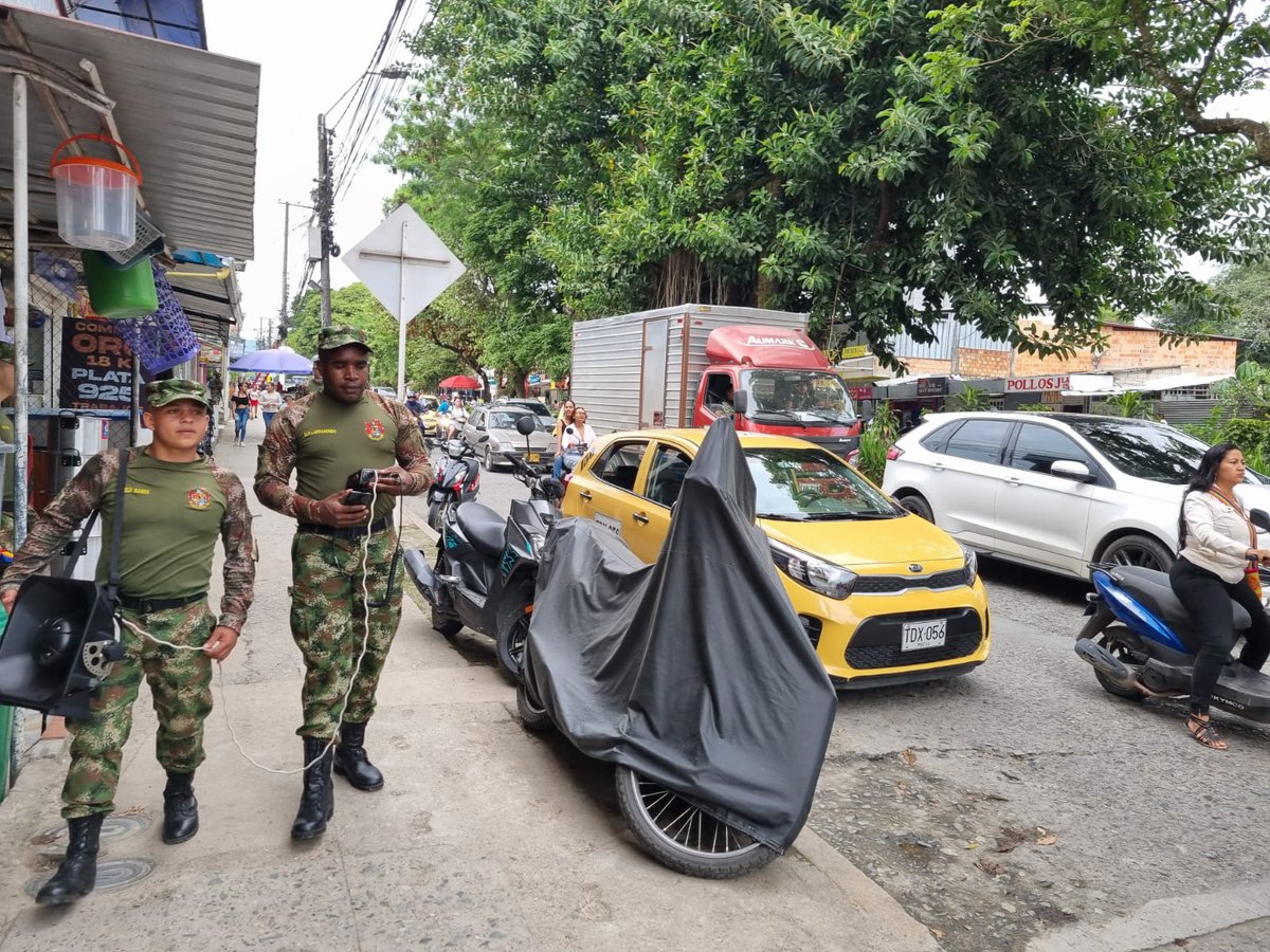 Ejercito_Div6's tweet photo. En el barrio la Reserva en Mocoa #Putumayo, soldados del Batallón de Acción Integral N°6 y el Batallón de Apoyos y Servicios para el Combate N°27 mediante perifoneo táctico, invitan a la comunidad del sector a denunciar el reclutamiento forzado de niños niñas y adolescentes. https://t.co/OovxamCfHL