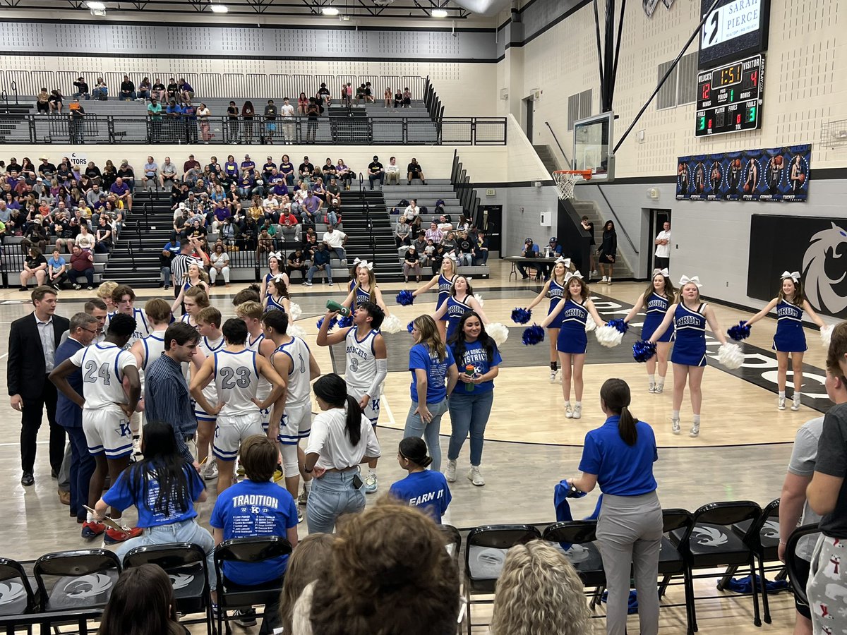 Bobcats force Sanger into another turnover and timeout with 1:50 remaining in 1st Quarter. Krum leads 12-4 #earnit #excellence