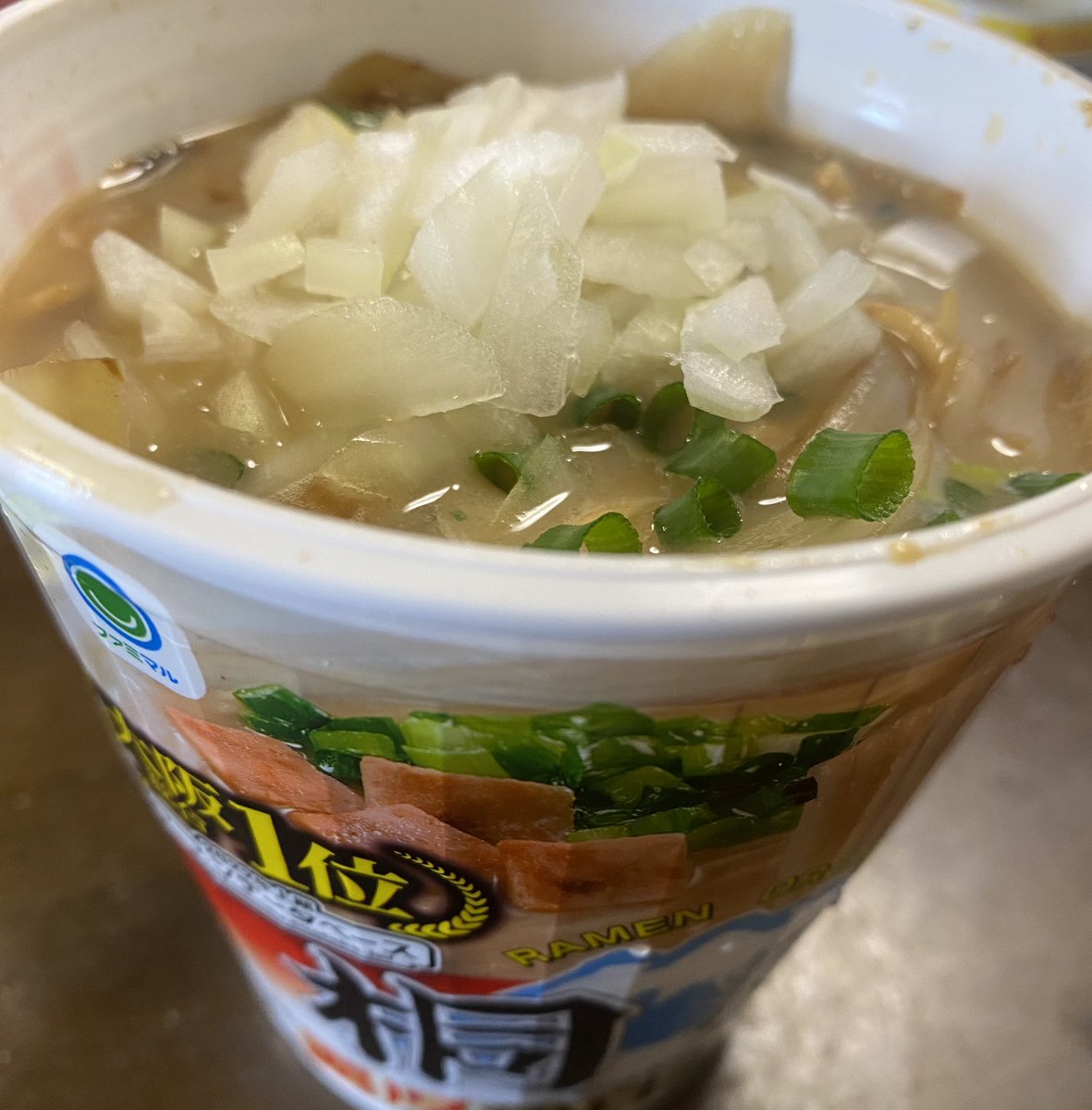 26Minerva's tweet photo. 皆様、桐麺カップご購入できましたでしょうか？是非、刻み玉ねぎのトッピングを٩(^‿^)۶美味さ倍増！飛びます。
桐麺リスペクト
#kirimen1 
#桐���
#刻み玉ねぎ
#やっぱり大将は天才
#ファミマ限定 https://t.co/eO7dpqVgwX