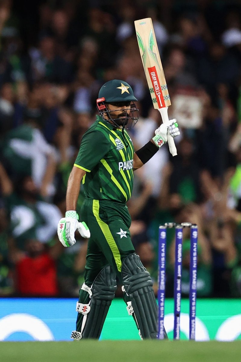 _FaridKhan's tweet photo. Babar Azam may not be fluent in English, but his batting technique is taught in International Cricket Centers in England. If this does not make a player a brand, probably nothing else will. Chin up, captain! You are the best we have ❤️ https://t.co/uGc4lynawx