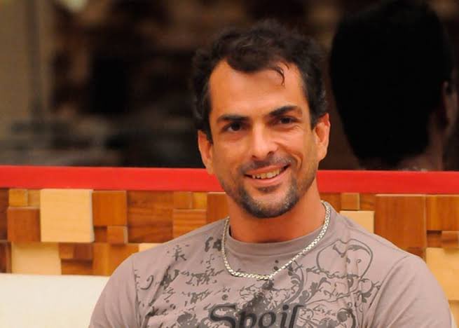 pkdentilpc's tweet photo. Ainda bem que vocês não assistiam bbb na época do Marcelo Dourado. Senão ele teria saído na primeira semana e o ganhador seria o Cadu!!
#forachristian #FORAALFACE #forafred #EliminacaoBBB bbb https://t.co/SXMVVUaF9E