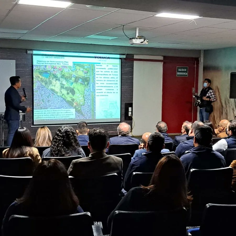 JaimeLopezGo's tweet photo. La sinergia entre sectores es el inicio para la acción.
Por eso el día de hoy tuvimos la oportunidad de acompañar al Dr. @RaymundoMC en una reunión con el Ing. Carlos Alejandro Monroy, presentando un proyecto que vinculará el trabajo entre la Moderna,  @CEPANAF y el @TolucaGob https://t.co/TZAoWOM95g