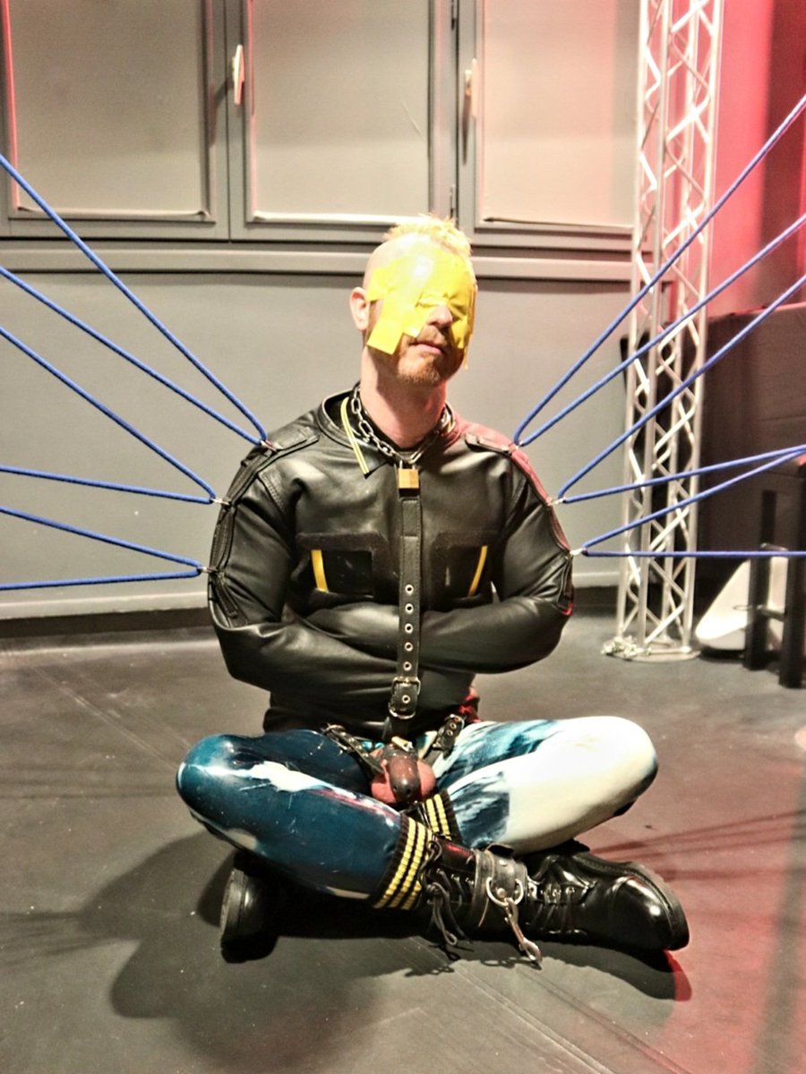 SomeGayGeek's tweet photo. There's worse positions to be in when getting your mohawk dyed by @SkinLatexParis 

#gayrubber #gaybondage #rubberbondage #rubberskinhead https://t.co/YmnwC0mJAU