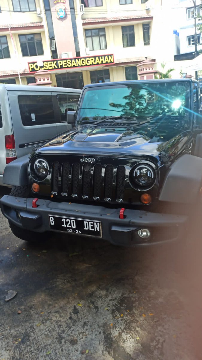 amrudinnejad_'s tweet photo. Saat melakukan Penganiayaan terhadap David dan ditahan pakai Plat Kendaraan Bodong, habis itu barang bukti hilang, kembali lagi dengan Plat Kendaraan yg ternyata nggak bayar pajak juga

Kok bisa anak Pejabat Eselon III DJP nggak bayar Pajak? @DitjenPajakRI 

Bakalan Runyam nih! https://t.co/PkuSUpRZlr