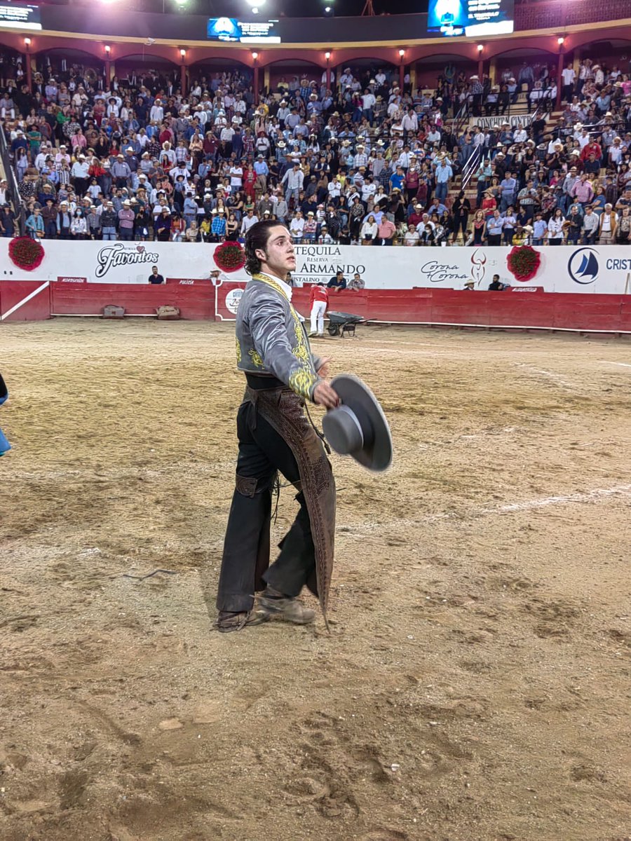 tauronet_tv's tweet photo. Vuelta al ruedo Tarik Othón con el toro de regalo.
#SIALOSTOROS #tauronet #carnavalautlan #corridas https://t.co/gUpkwwfWNi