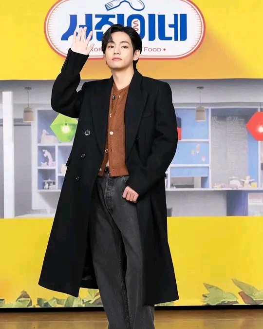updatesthv's tweet photo. Kim Taehyung at seojin’s kitchen press conference
WE LOVE YOU TAEHYUNG
SO PROUD OF YOU TAEHYUNG
TAEHYUNG ON VARIETY SHOW
SEOJINS MAKNAE V
SEOJINS WORLD STAR V
#TAEHYUNGonSeojins
#JinnysKitchen
#WashWithV
#BubblyTaehyung
#KimTaehyung
#Taehyung
#V https://t.co/7VbIrmxXHN