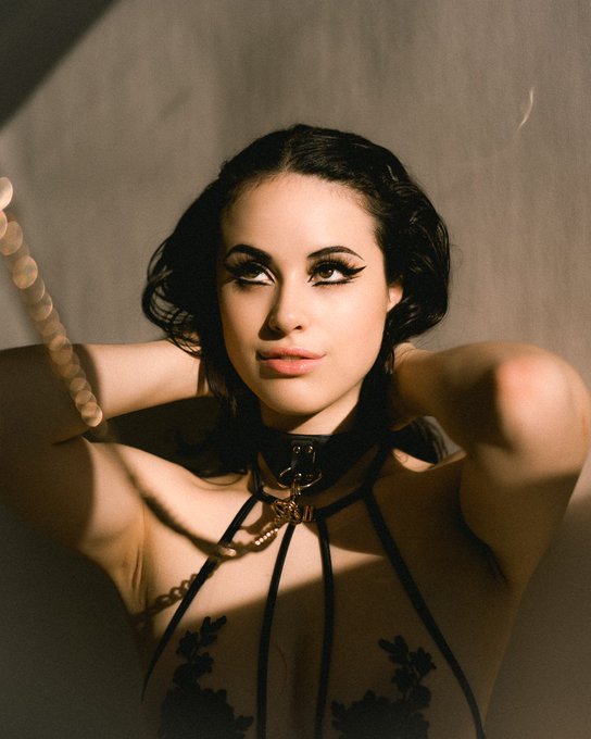 Chain me up like the good girl you know I can be. https://t.co/hfPjWY0MQj<a href="/tag/latex"class="tags"><span>#latex</span></a>