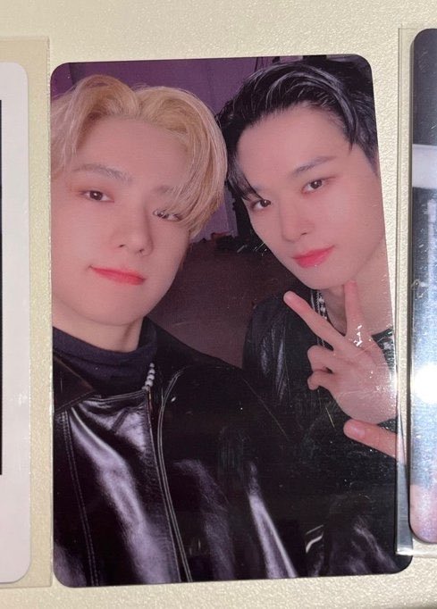 그니까 지금 굳이 본인 손으로 브이를 해서 그걸 쭈연이 턱에다가 갖다 댔다는 겁니까?