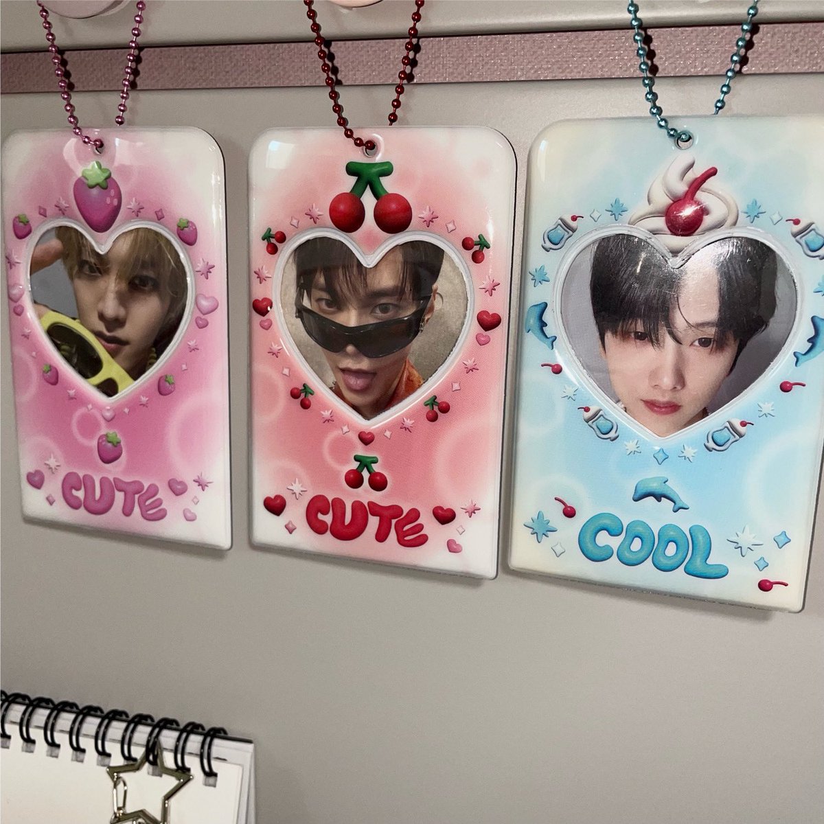 DUCKYWORLD_KR's tweet image. 🌟포카홀더 RT 이벤트🌟

인기제품은 실시간으로 품절중..! (っㅿ˂｡)
그래두 뿌리러 또 왔습니다🤭

포카홀더 랜덤 증정
-인원 : 10명
-기간 : 2/22~3/1
-당첨자 발표 : 3/2