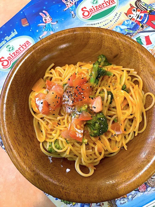 【サイゼリヤ】今までスルーしてたことを後悔!ボリューム満点の「具だくさんパスタ」これが500円ってコスパ最高すぎる!サイゼリヤの定番メニュー「エビとブロッコリーのオーロラソース」が価格以上のおいしさでした。細麺にエビとトマトがしっかり絡んで食べ応えも十分 