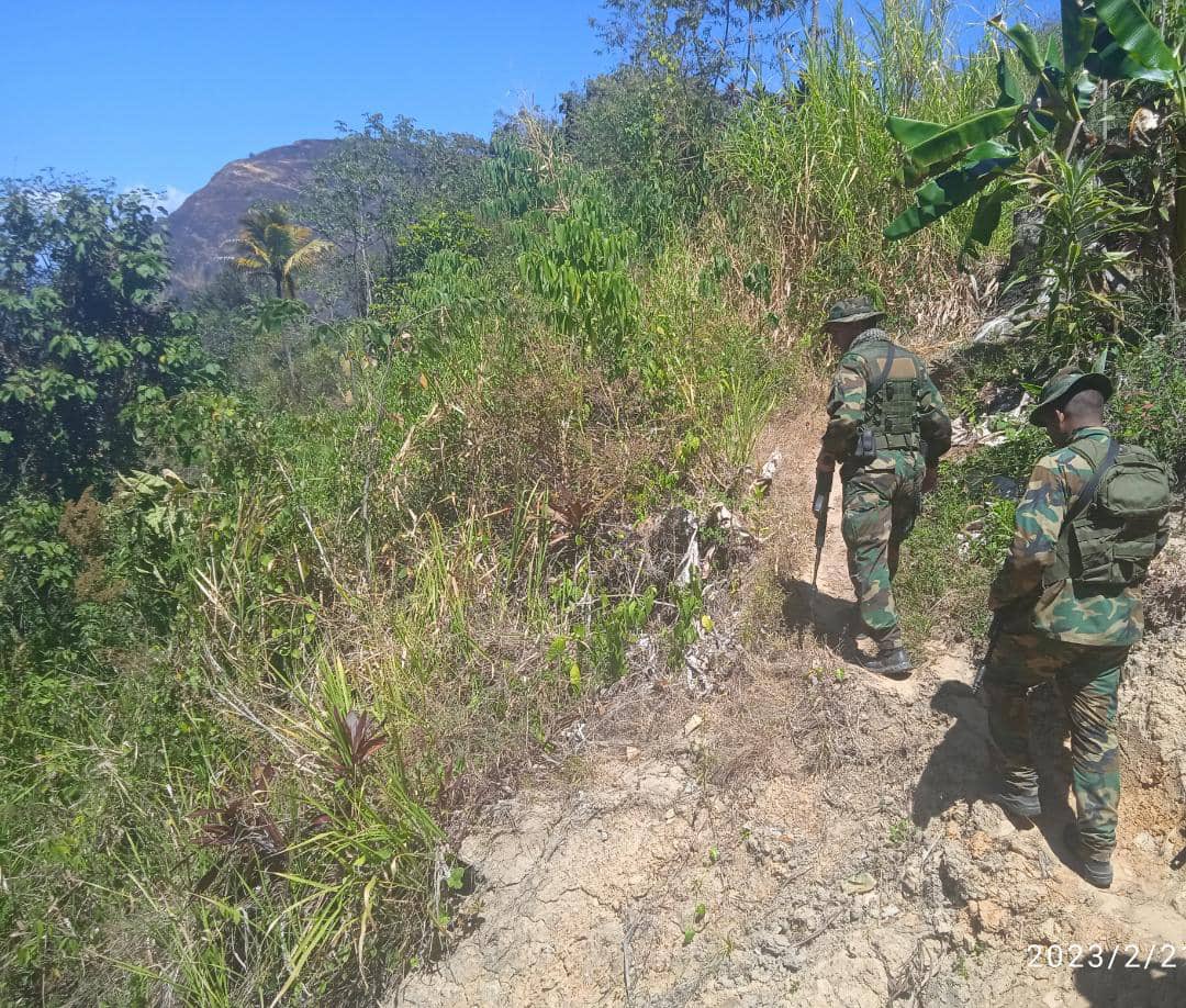 En la Operación Cacique Maracay #FANB localiza en el sector Las Tasajeras,   vehículo Chevrolet 350 solicitado por SIPOL, el mismo era utilizado por los grupos generadores de violencia para delinquir.