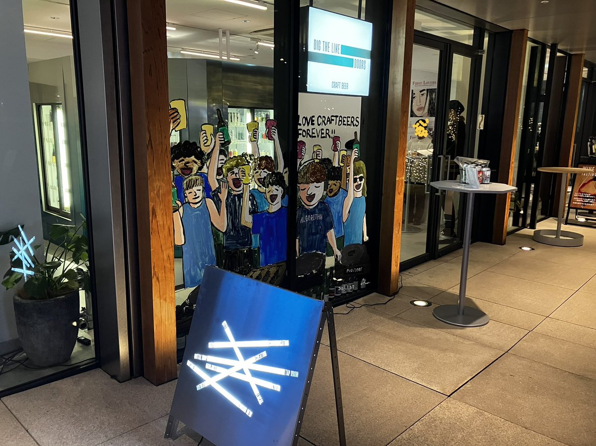 beeralltheway's tweet photo. #ディグザラインドアーズ
#digthelinedoors
原宿駅近。インポーター #digtheline 直営のボトルショップ&ビアバー。6タップ。近未来SF映画に出てくるバーのような店内空間でめちゃくちゃお洒落で友だちを連れていきたくなります。ボトルビールは200円の開栓料で店内で飲むことが可能!
#クラフトビール https://t.co/YrmhTgJkoi
