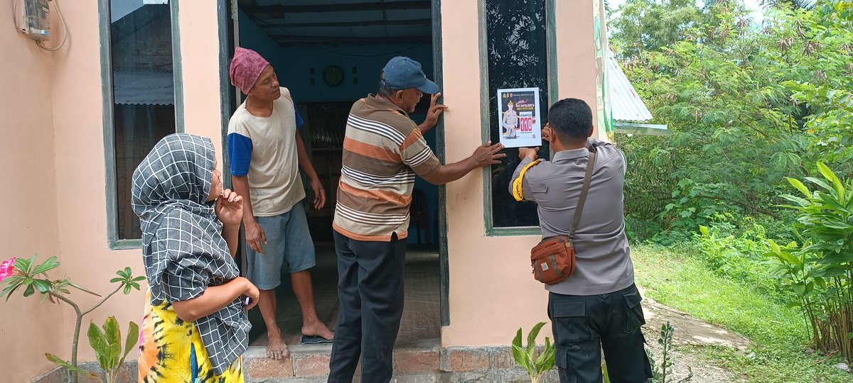 YofitZola's tweet photo. Kegiatan Bhabinkamtibmas Kel. Molosipat U Kec Sipatan Kota Gorontalo, Sosialisasi Layanan Polisi Call Center 110
Dalam pelaksanaan kegiatan tersebut mendapat tanggapan baik dari masyarakat, karena semakin cepat masyarakat untuk melaporkan sesuatu kejadian kepada pihak kepolisian https://t.co/4wTy2IG2Bp