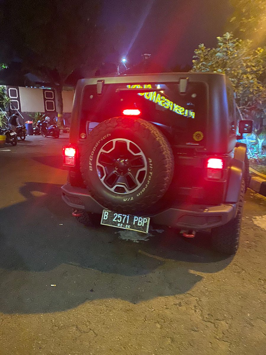 GunRomli's tweet photo. Mobil Rubicon yg dipake Mario Dandy pelaku penganiayaan selain pake plat palsu, juga nunggak pajak tahunannya. Ini gimana pejabat pajak kok ngemplang pajak. Kita2 disuruh taat pajak. Dianya ngemplang gimana nih @KemenkeuRI https://t.co/KkjzqoxWgc