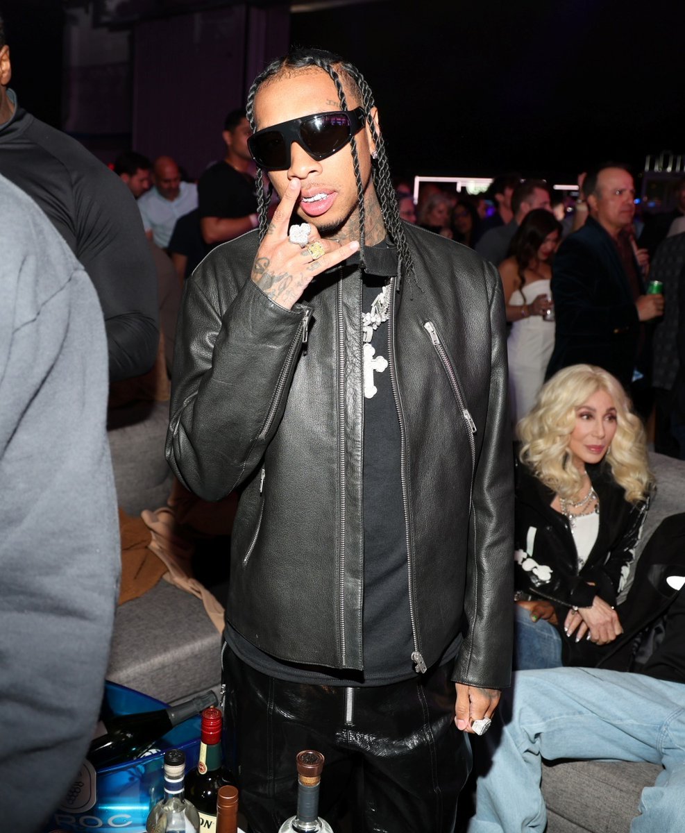 frontrowjp's tweet image. アヴリル・ラヴィーンとモッド・サンが婚約1年足らずで破局💔2人の破局が報じられる前に、アヴリルがラッパーのタイガと会っていたこともあり、交際のウワサが浮上している。

front-row.jp/_ct/17609164