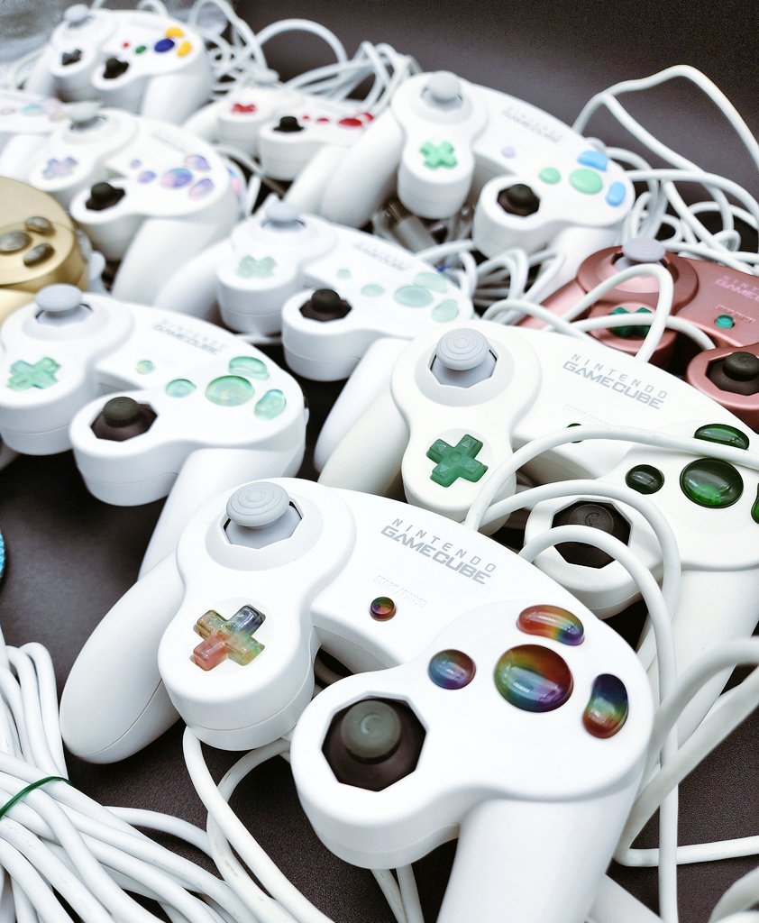 Sage_SSBM's tweet photo. Controller Drop is LIVE 🔥 15+ Premades Available at https://t.co/4YUzN1SxKg 
Special S/o @Ho0dguy for the  Paracords &amp; Snapback Capacitors 💎 https://t.co/FVi8yBj8NM