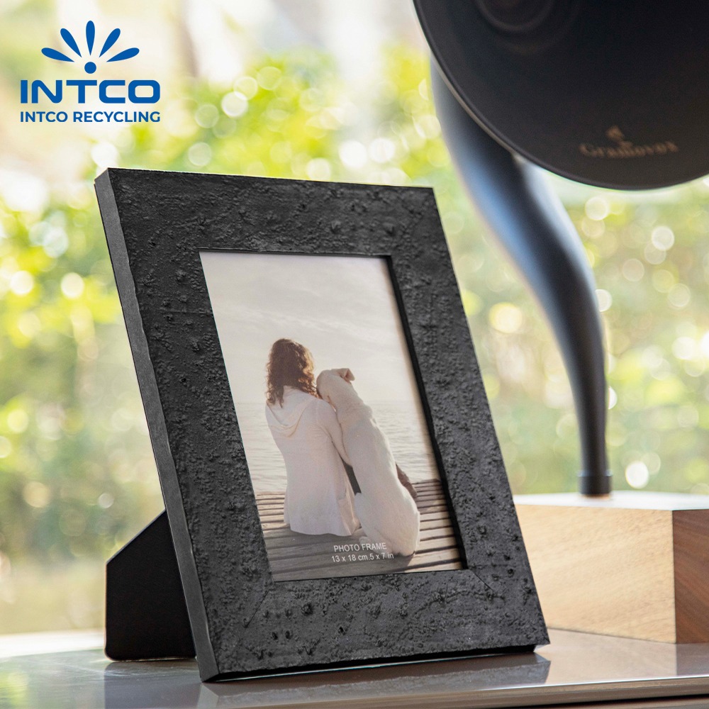 IntcoRecycling's tweet photo. Introduce Our Creative Black Photo Frame!! 👉👉

It features contemporary profiles with gentle hammered details.🎻🎻

@IntcoFraming #newarrivals #pictureframing #photoframe #tabledecor #customframing #wholesale #manufacturer #supplier #factory #Creative https://t.co/ao9bhsHQed