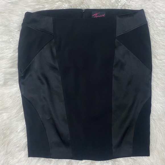NWJUSTY's tweet photo. So good I had to share! Check out all the items I'm loving on @Poshmarkapp #poshmark #fashion #style #shopmycloset #torrid #bostonproper #gildan: https://t.co/s0isGTcQmA https://t.co/D8QWfKV7Ga