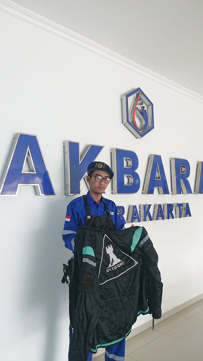 DavidWidyatmojo's tweet photo. 2 years ago i fight against #oripathy and #COVID19 as #doktah from #Arknights
Now i'm join disaster management scholarship on #akbara 
Under #humanitarian #indonesian #RedCross https://t.co/0pF0OkphvR