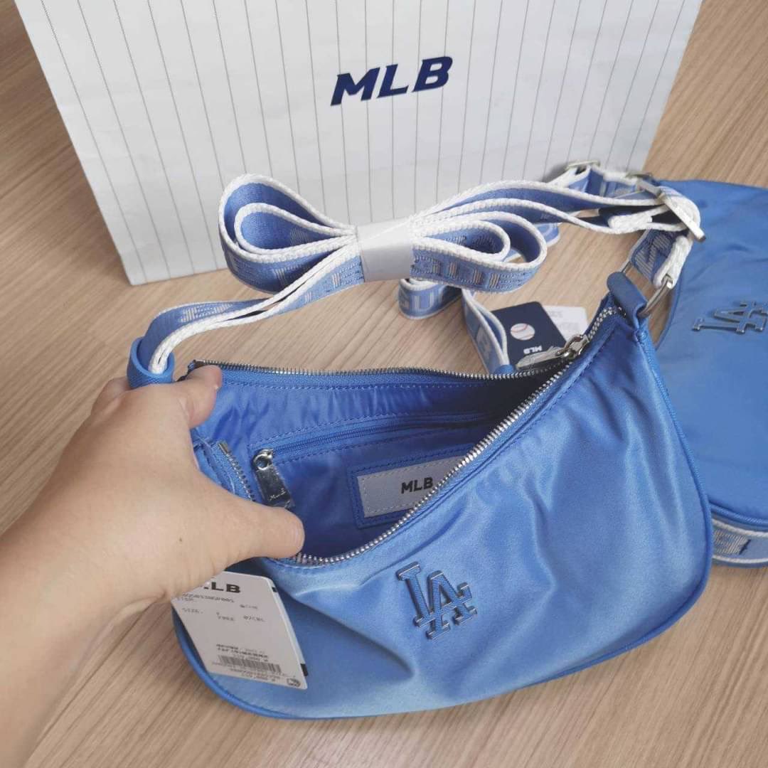 jumzabrandshop's tweet photo. (พร้อมส่ง) ทักก่อน!!! MLB Nylon New Hobo Bag กระเป๋าโฮโบ สะพายข้างสีฟ้า 💙💙 logo LA
สายสะพายปรับความยาวได้ มีช่องซิปข้างในอีก 1 ช่อง
Code: 3ABQS033N-07CBL
Size : W24.5cm. x H16.5(13cm.) x D6cm.
💵Price : 3,290฿ รวมส่ง
💙💙
#mlbbag #กระเป๋าสะพาย https://t.co/d0OAfrn7hR