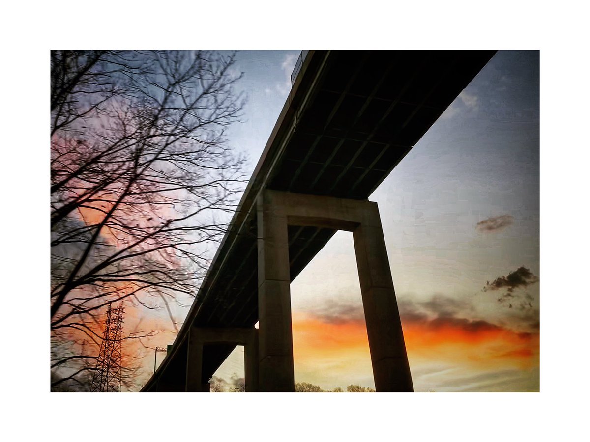 The Sunset Kelly Drive / Philadelphia, Pennsylvania / #sunset #streetphotography #shotoniphone #bridgesofphilly / 📷 @storyrd
