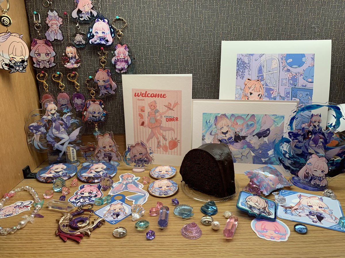 mokiori_'s tweet photo. Omnomnomnom birthday cake with all my kokomis that aren’t busy sticking to my wall or hanging in my bag https://t.co/otyzRhKm9c