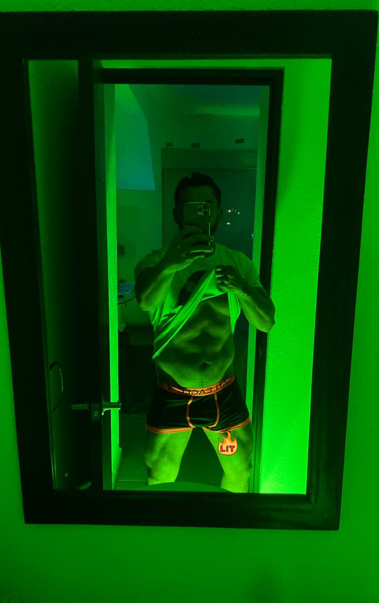 fleon0223's tweet photo. #green #greenlight #felizmartes #noches #quedescancen https://t.co/KmXMNQZTTn