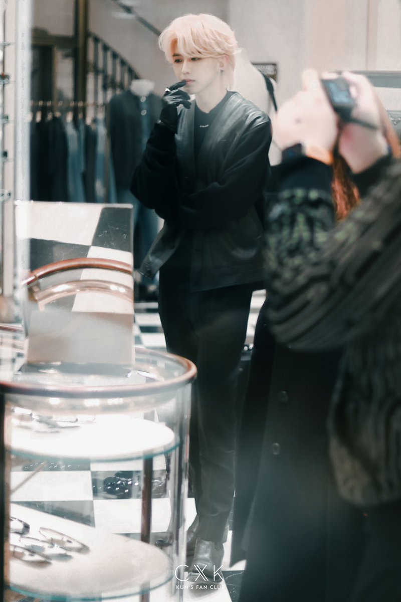 cxksFanclub's tweet photo. #Prada ambassador Cai Xukun visited Prada store in Milan with a stunning outfit. 

Wearing pastel pink hair color, KUN is beyond attractive and fashionable! 🖤🤍

#CaiXukun #PradaxKUN #MFW #蔡徐坤 https://t.co/UGNEGDPisa