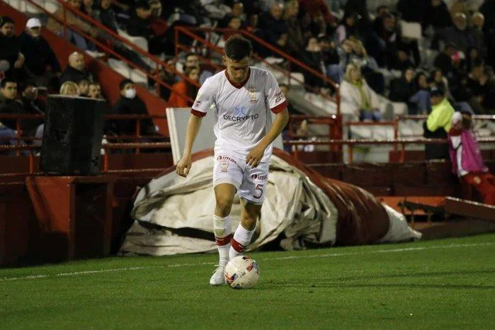 rtiesporte's tweet photo. Especulado no Vasco, o volante Santiago Hezze recusou a proposta do Sporting, de Portugal, de 7 milhões de dólares, após o Huracán, seu atual clube, aceitar a proposta. Ele preferiu, por ora, ficar na Argentina. #OurSports
Fonte: @jorgenicola
📷: Divulgação/ Huracán https://t.co/u63IZVI5pf