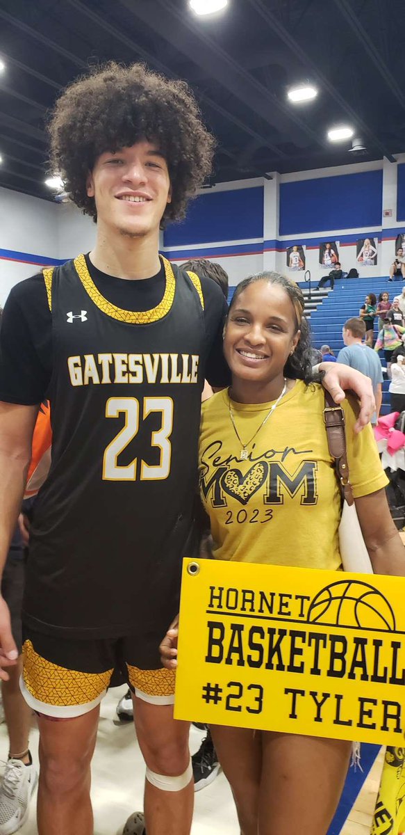 TyyShea35's tweet photo. Bi-district Champs! 🖤💛 @GatesvilleHoops @RickeyPhillip12 https://t.co/Ye2ty83ICj